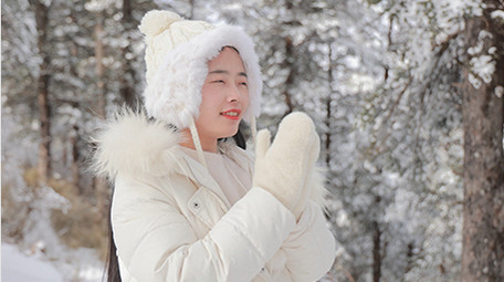 东方人像女孩雪地搓手取暖实拍