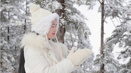 东方人像女孩雪地搓手取暖实拍