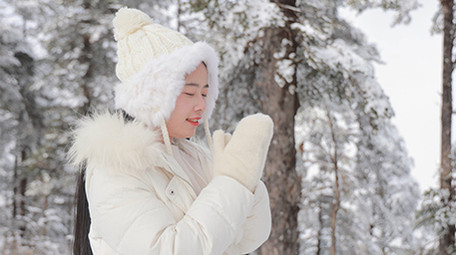 东方人像女孩雪地搓手取暖实拍
