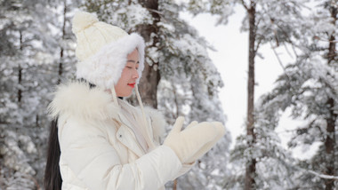 东方人像女孩雪地搓手取暖实拍