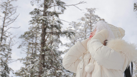 东方人像唯美女孩雪地捂耳朵实拍