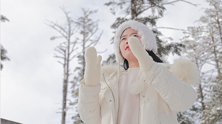 东方人像唯美女孩雪地捂耳朵实拍