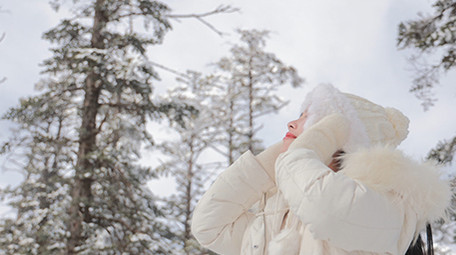 东方人像唯美女孩雪地捂耳朵实拍