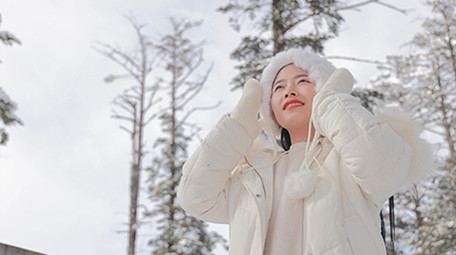 东方人像唯美女孩雪地捂耳朵实拍