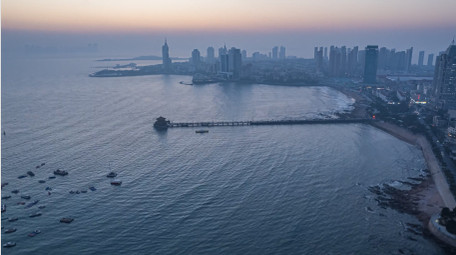 城市青岛老城区滨海风光航拍延时