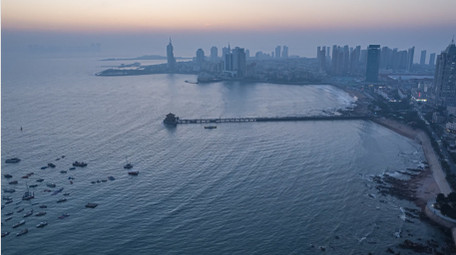 城市青岛老城区滨海风光航拍延时