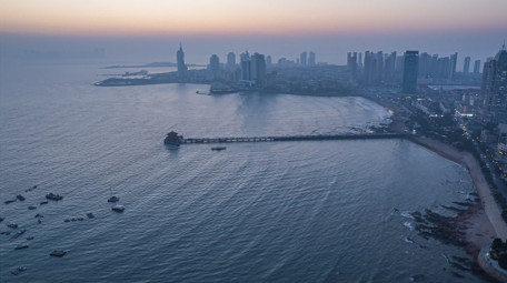 城市青岛老城区滨海风光航拍延时