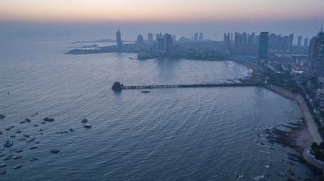 城市青岛老城区滨海风光航拍延时