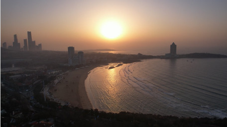 自然风光青岛滨海沙滩日出航拍