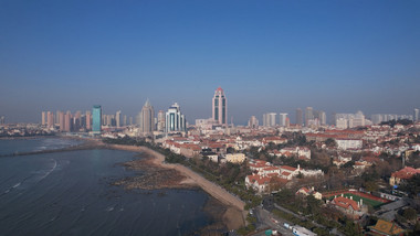 城市青岛老城区滨海大景航拍视频