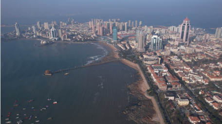 城市青岛老城区滨海大景航拍视频