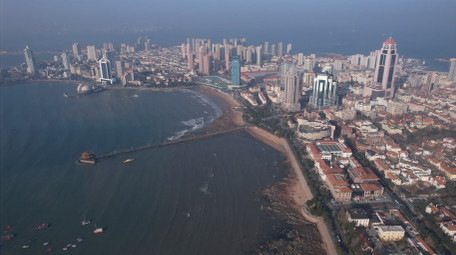 城市青岛老城区滨海大景航拍视频