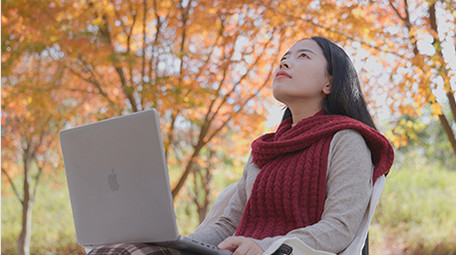 东方人像女孩户外办公实拍