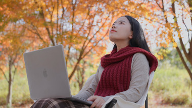 东方人像女孩户外办公实拍