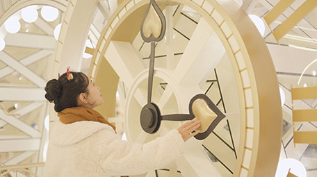 唯美2024跨年时钟美女实拍