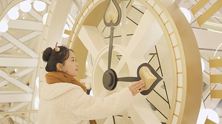 唯美2024跨年时钟美女实拍