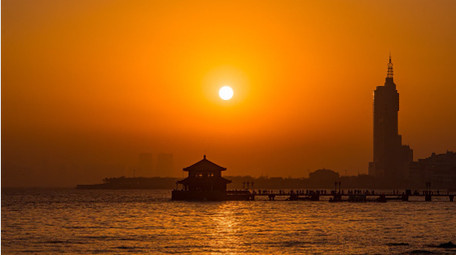 城市山东青岛地标栈桥日落延时