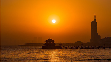 城市山东青岛地标栈桥日落延时