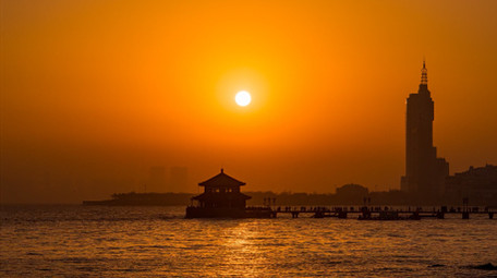 城市山东青岛地标栈桥日落延时