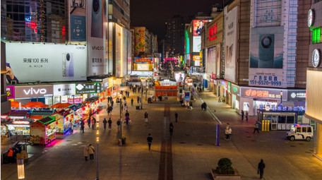 城市青岛台东步行街夜景人流延时