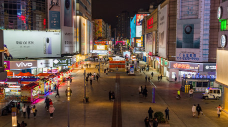 城市青岛台东步行街夜景人流延时