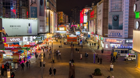 城市青岛台东步行街夜景人流延时