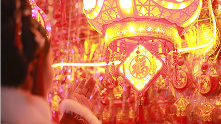 东方人像汉服女孩手抚摸灯笼实拍