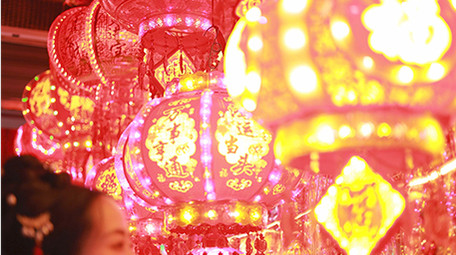 东方人像汉服女孩手抚摸灯笼实拍