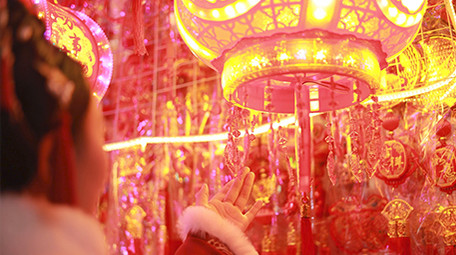 东方人像汉服女孩手抚摸灯笼实拍