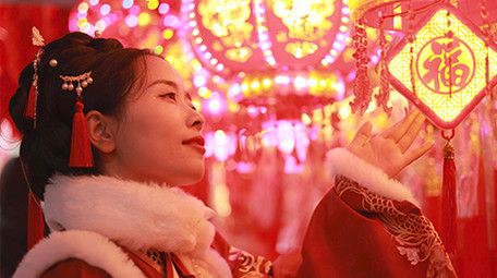 东方人像汉服女孩手抚摸灯笼实拍