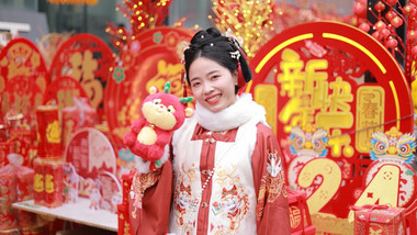 东方人像女孩对着镜头微笑实拍