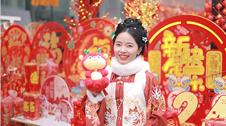 东方人像女孩对着镜头微笑实拍