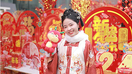 东方人像女孩对着镜头微笑实拍