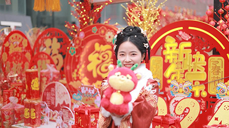 东方人像女孩对着镜头微笑实拍