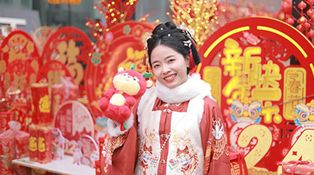 东方人像女孩对着镜头微笑实拍