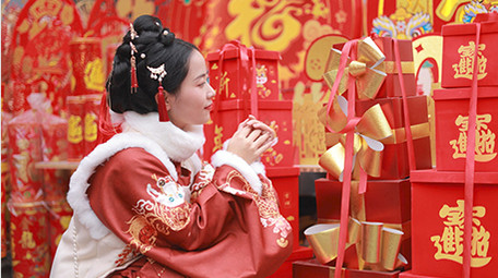 东方人像汉服女孩挑选年货实拍