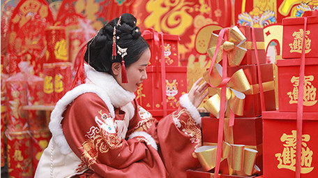 东方人像汉服女孩挑选年货实拍