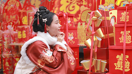 东方人像汉服女孩挑选年货实拍