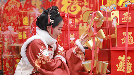 东方人像汉服女孩挑选年货实拍