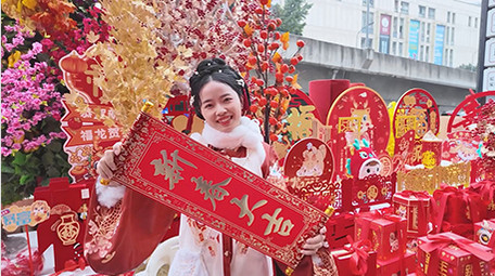 东方人像女孩拿新春大吉拜年实拍