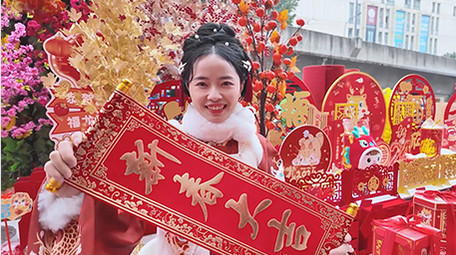 东方人像女孩拿新春大吉拜年实拍