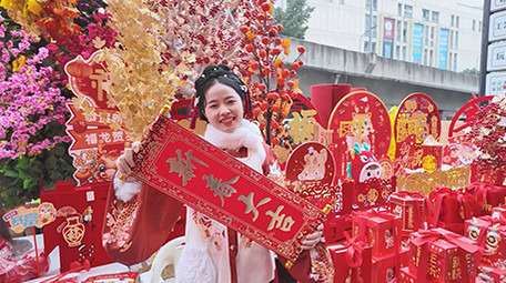 东方人像女孩拿新春大吉拜年实拍