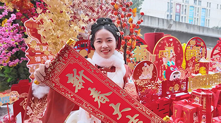 东方人像女孩拿新春大吉拜年实拍