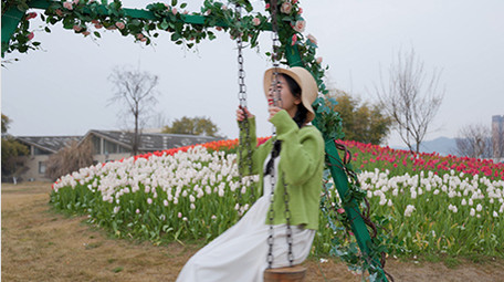 东方人像美女快乐荡秋千实拍