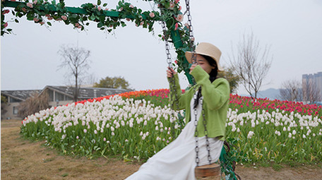 东方人像美女快乐荡秋千实拍