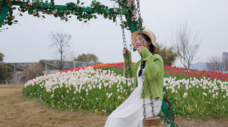 东方人像美女快乐荡秋千实拍