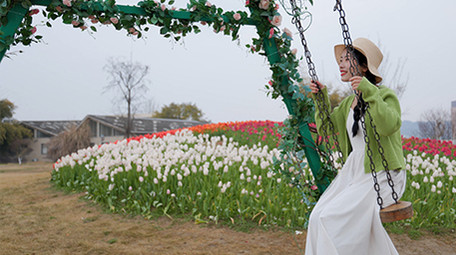 东方人像美女快乐荡秋千实拍