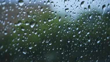 下雨天车窗上雨滴特写4K实拍