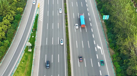 城市发展交通车流运输4K航拍