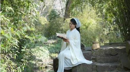 唯美中国风汉服美女竹林读书实拍